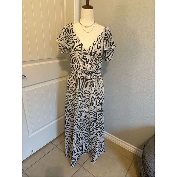 Banana Republic Dresses & Skirts - NWOT Banana Republic Black/White Printed Ruffle Sleeve Maxi Dress - Size 6 - 629